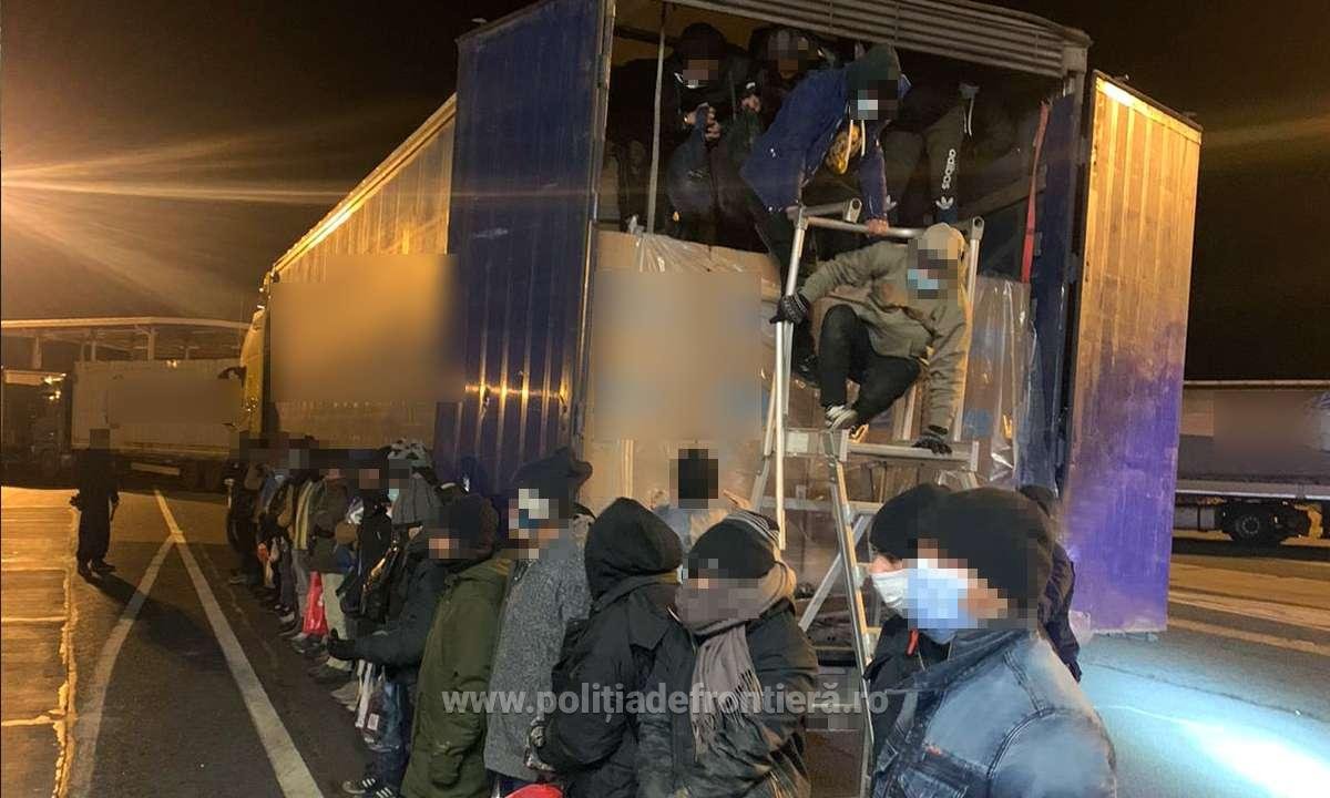 Polițist de frontieră de la Nădlac II implicat în traficarea a 141 de migranți