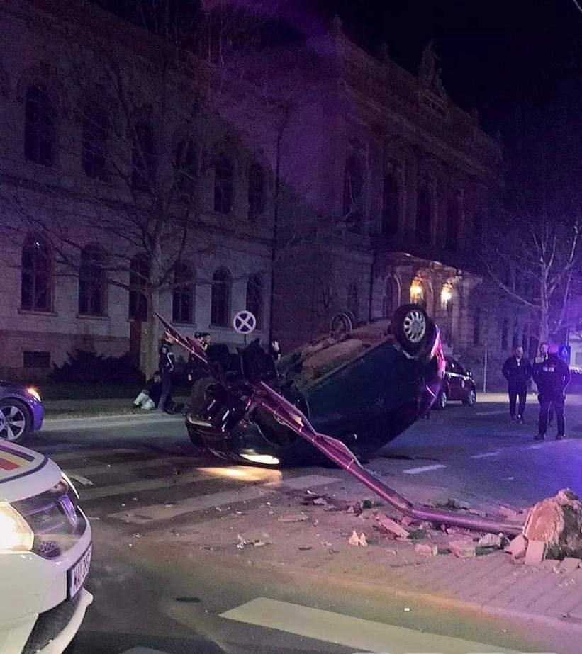 Accident spectaculos în fața Colegiului „Moise Nicoară”