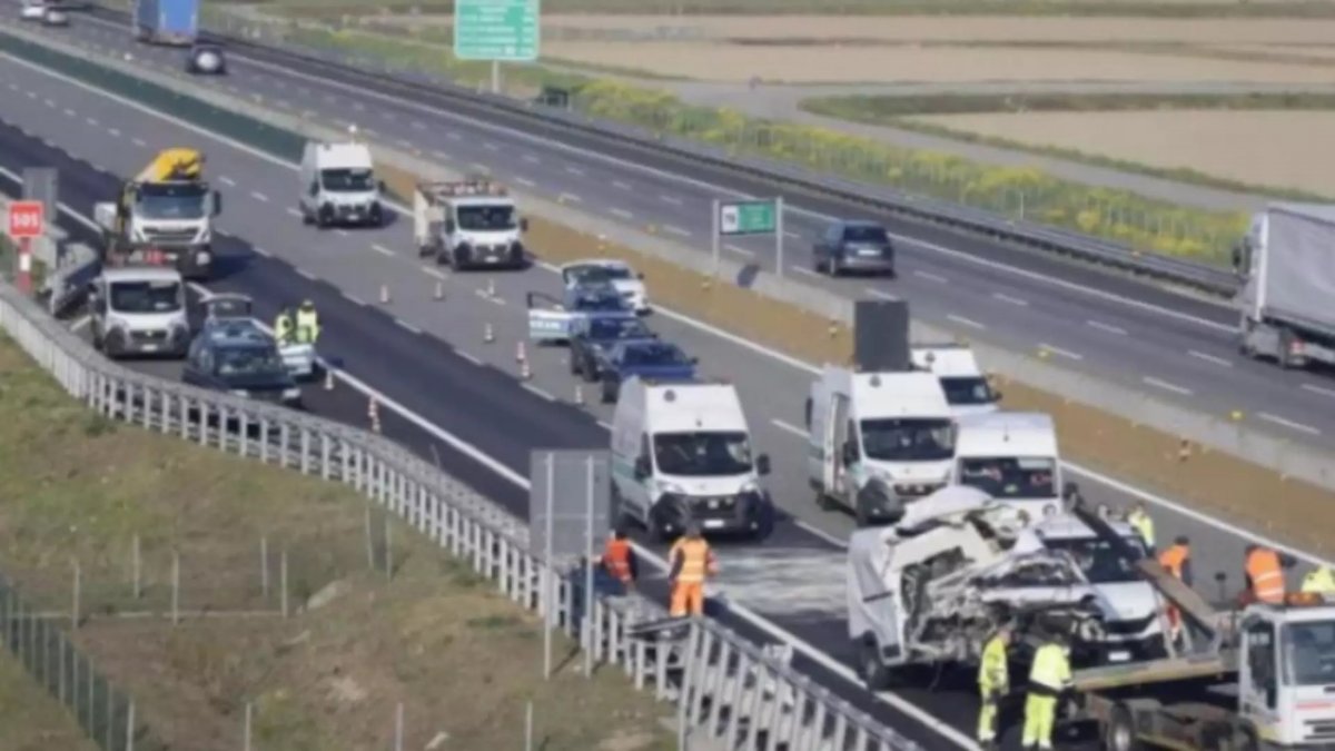 Accident teribil în Italia: 2 români morți și alți 2 răniți, după ce microbuzul în care se aflau a fost strivit de o cisternă – Cod galben de intervenție