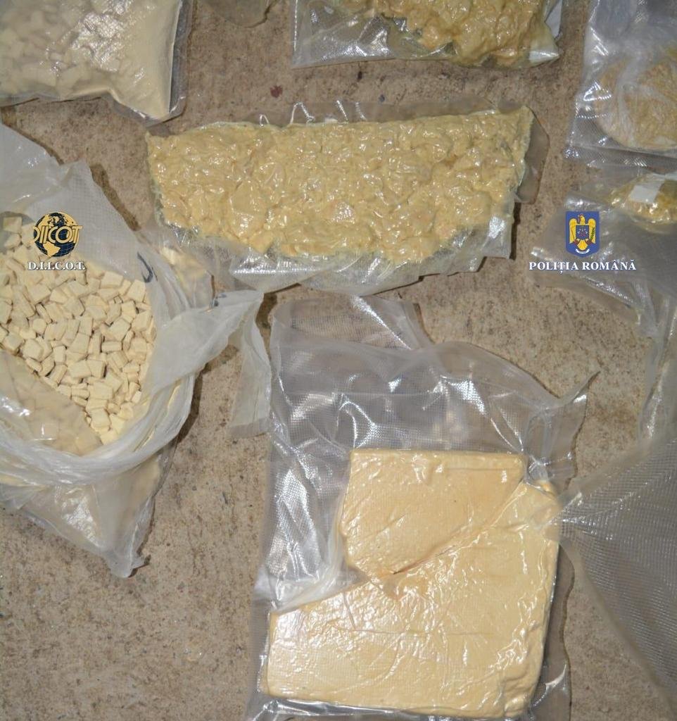 Traficanţi de droguri prinşi lângă Şimand; percheziţiile care au urmat s-au lăsat cu „o recoltă” bună de substanţe interzise (FOTO)
