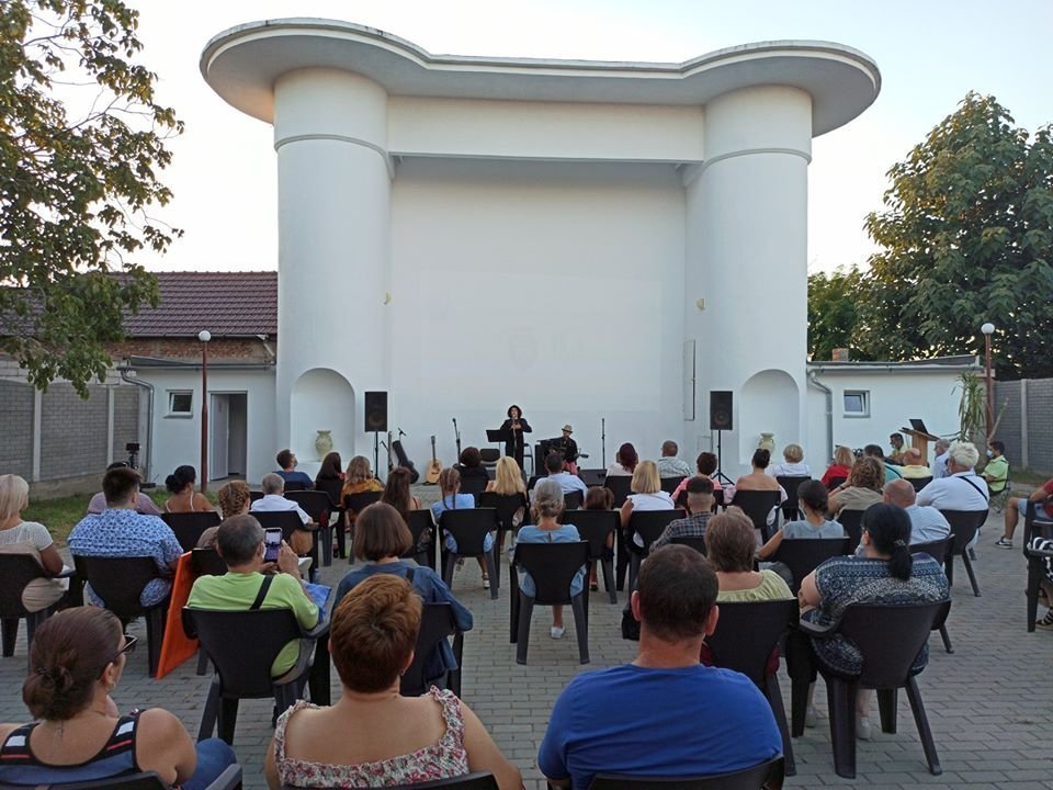 „Străini în noapte“ – spectacol de muzică clasică și poezie, în grădina de vară de la Cinematograful din Grădiște