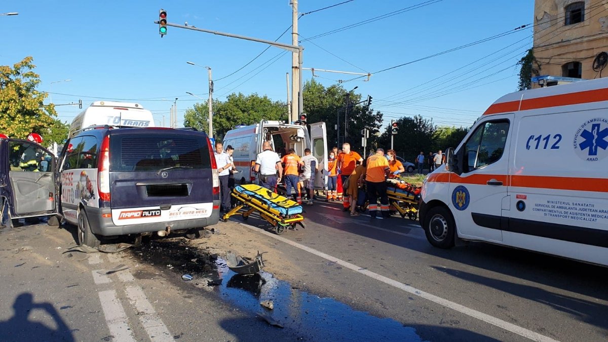 Accident cu multiple victime, în Vlaicu (FOTO) / UPDATE: Starea victimelor accidentului