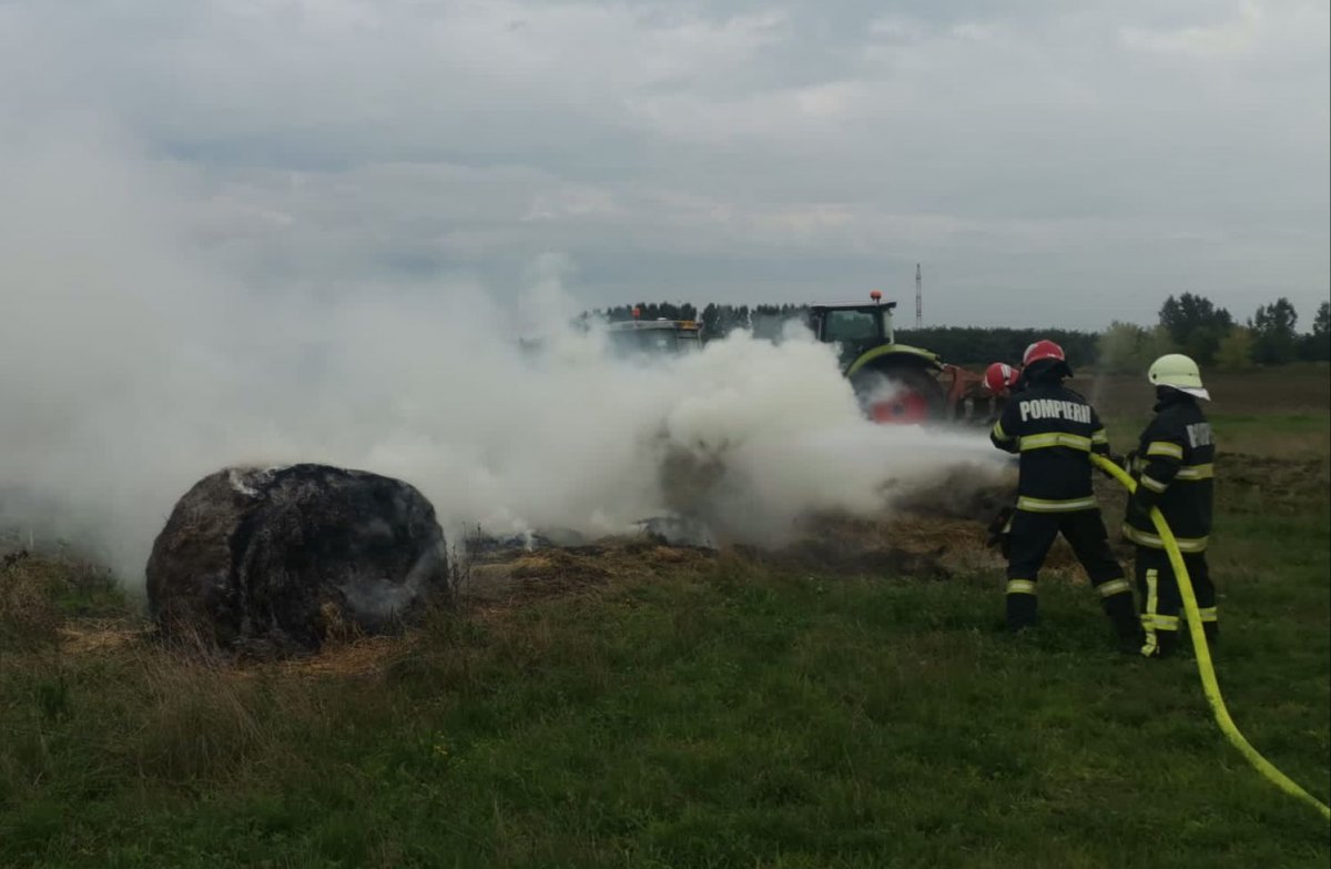 Incendiu la o stivă de baloți de paie în Sederhart