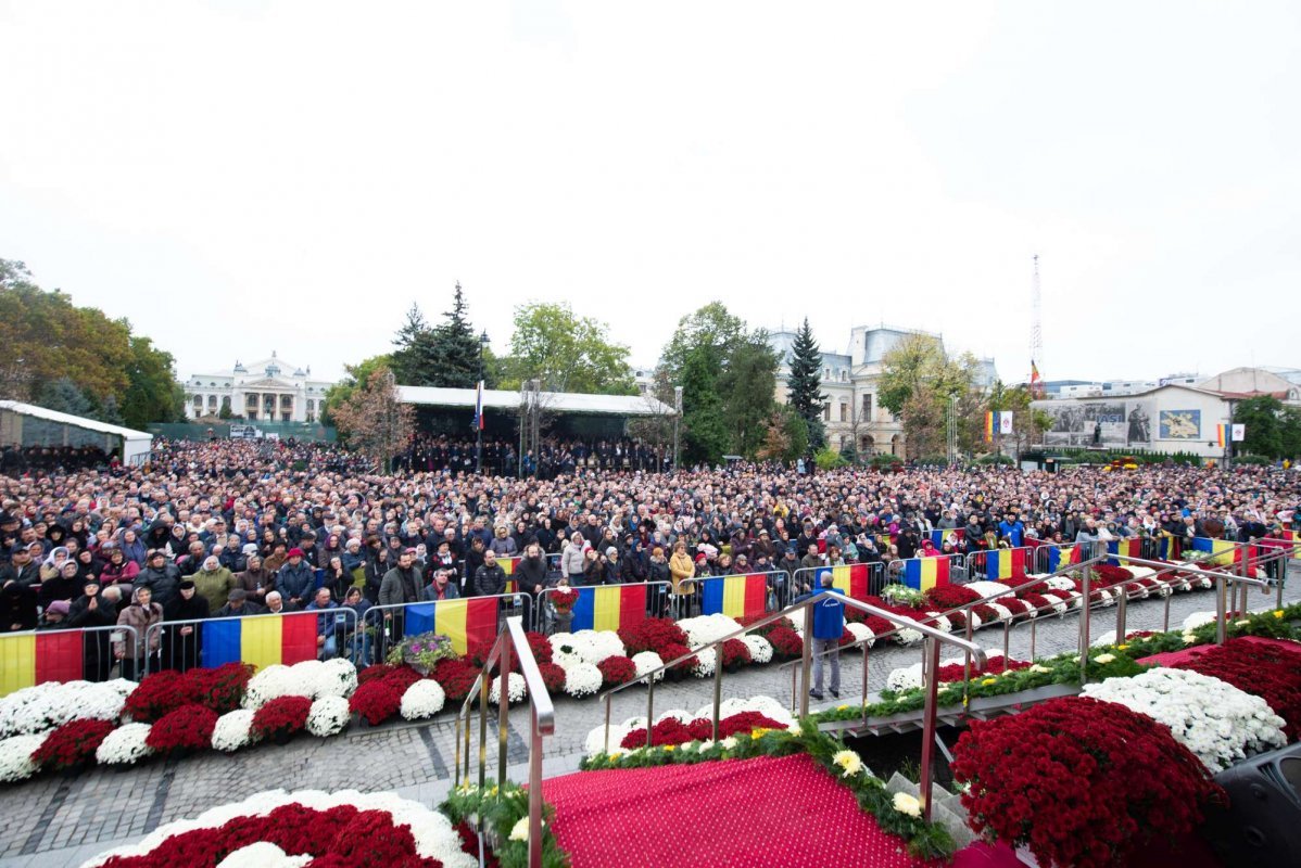 Peste 179.000 de credincioşi au trecut pe la Raclele cu moaștele Sfintei Cuvioase Parascheva și ale Sfântului Cuvios Paisie de la Neamț