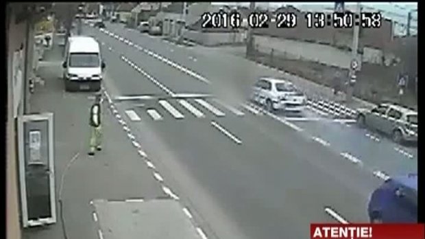 O fetiţă a fost spulberată de un şofer pe o trecere de pietoni din Oradea (VIDEO)
