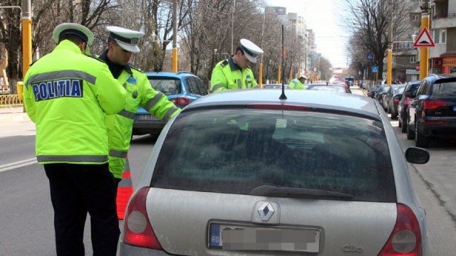Zeci de șoferi, sancționați de polițiștii arădeni