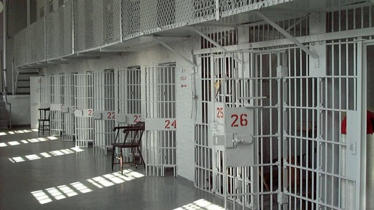 Probleme mari la Penitenciarul Arad: Covorul altro s-a degradat și deținuții n-au intimitate la duș!…