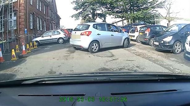 O șoferiță a făcut tot internetul să râdă cu lacrimi! Ce a pățit femeia într-o parcare! (VIDEO)
