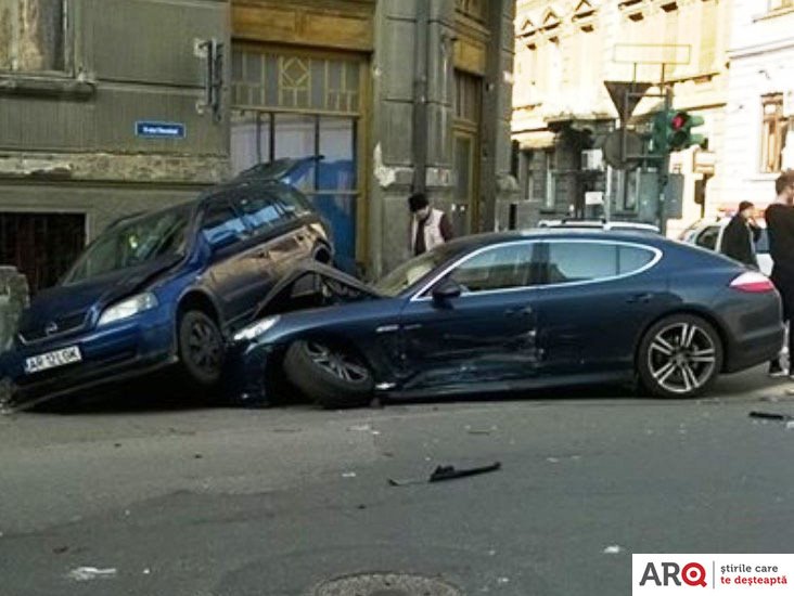 Accident în centrul Aradului. Porsche Panamera daună totală
