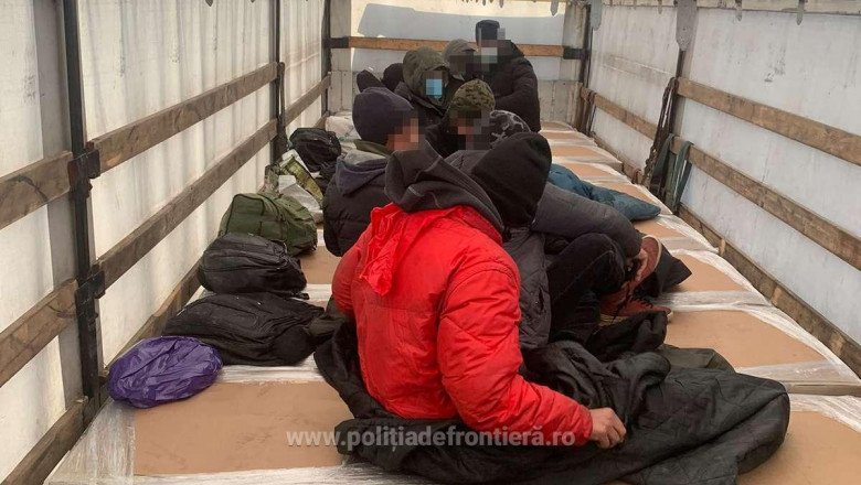 Migranți găsiți la Nădlac II. 15 într-o autoutilitară cu farfurii din porţelan, alţi patru într-un autocar