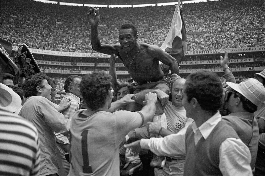 Lumea fotbalului este în doliu: a murit Pele