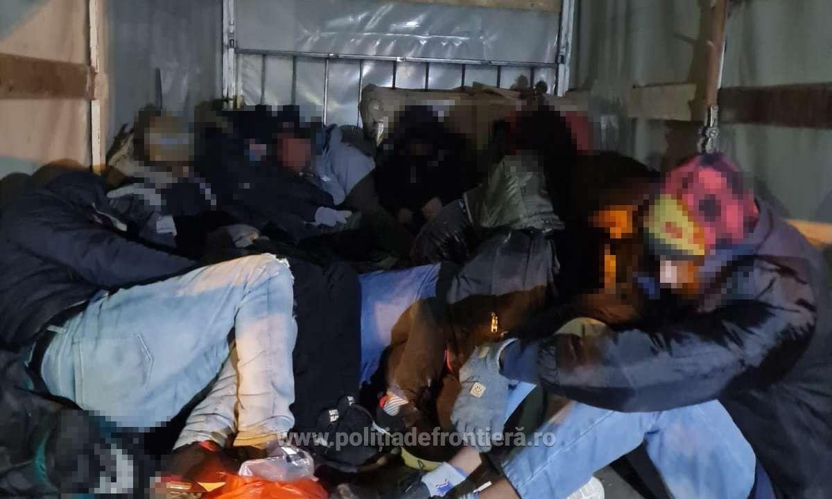Peste 130 de migranți găsiți de polițiștii de frontieră de la Nădlac II 