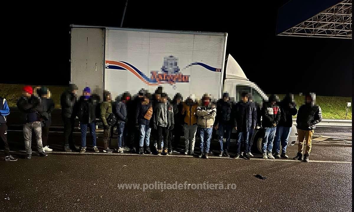 56 de migranți ascunși în mai multe mijloace de transport, opriți la ieşirea din ţară