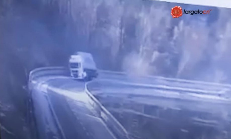 Intraţi AICI pentru a vedea cum un şofer român se prăbuşeşte cu TIR-ul de la 20 de metri înălţime