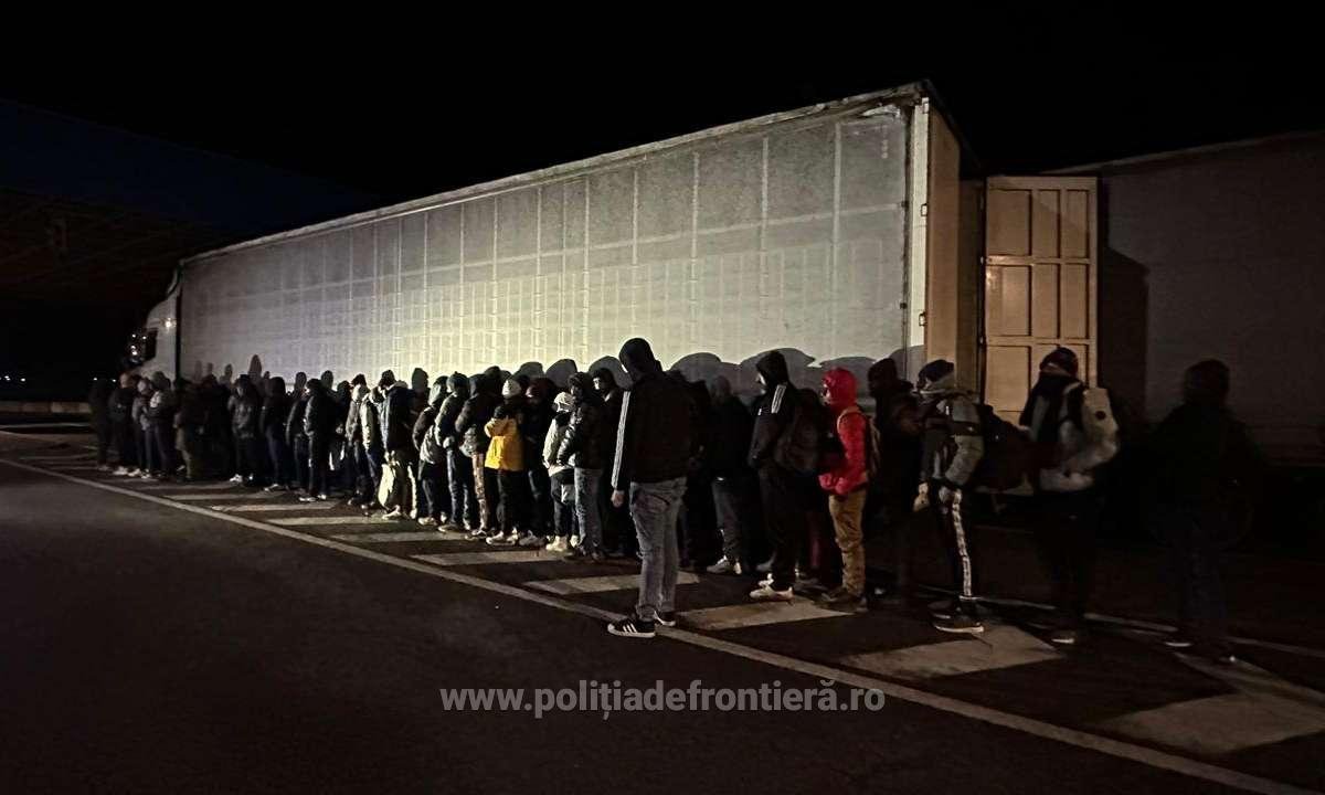 106 migranți au fost găsiți la graniță, ascunși în patru mijloace de transport