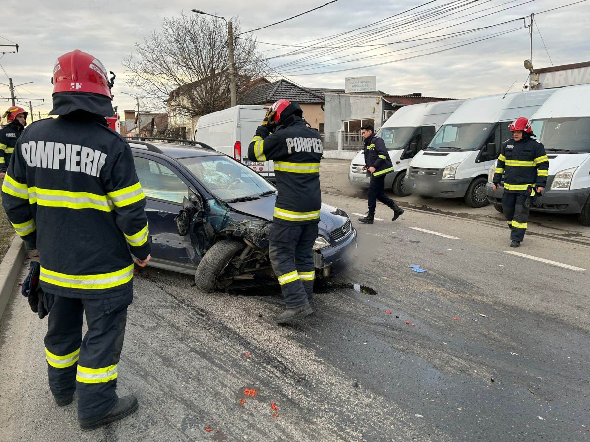 Accident cu trei victime pe Calea Radnei / UPDATE: A acroșat două autoturisme parcate