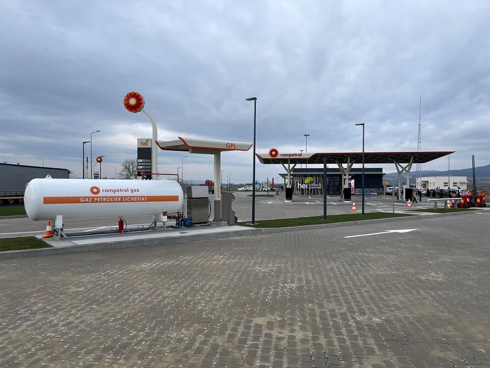 Patru noi spații de servicii moderne deschise pe A1, Nădlac – Arad; au apărut inclusiv staţii de încărcare GPL şi pentru maşini electrice (FOTO)