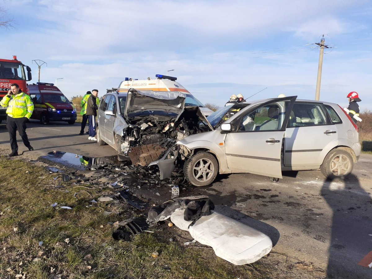 Mort în accident rutier între două autoturisme înainte de intrarea în Ineu (FOTO) / UPDATE: Trei victime transportate la spital