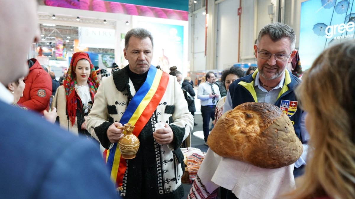 Ministrul Turismului, la standul Aradului: „Ce bine că promovați la București destinațiile locale!” (FOTO)