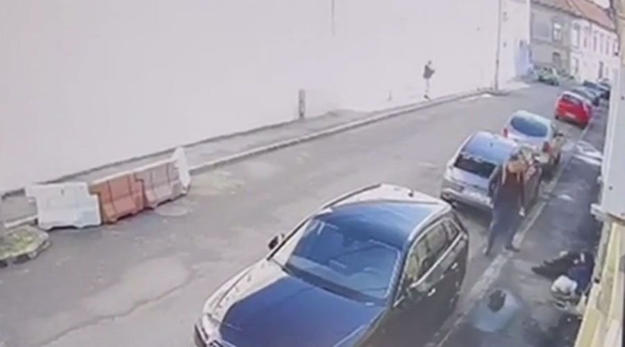 Poliţist criminalist din Arad, filmat cum o bate pe fosta soacră a iubitei
