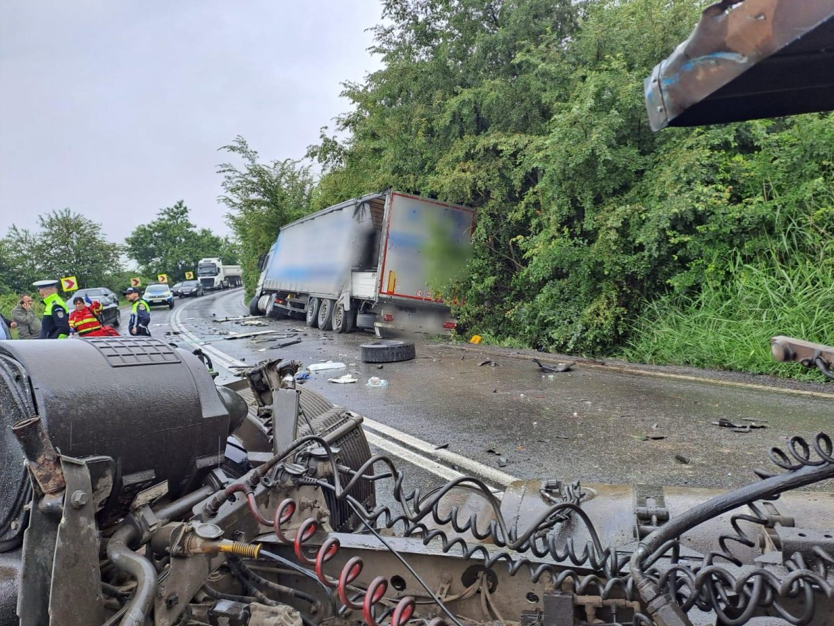 Accident rutier între două autocamioane în localitatea Vinga (FOTO) / UPDATE: Un nou accident: un autoturism a intrat într-unul dintre camioane