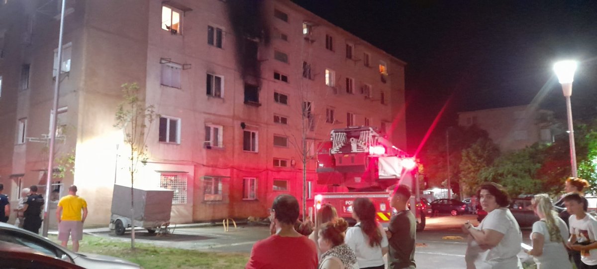 Incendiu izbucnit la un apartament situat la etajul 3 al unui bloc din municipiul Arad, strada Avrig