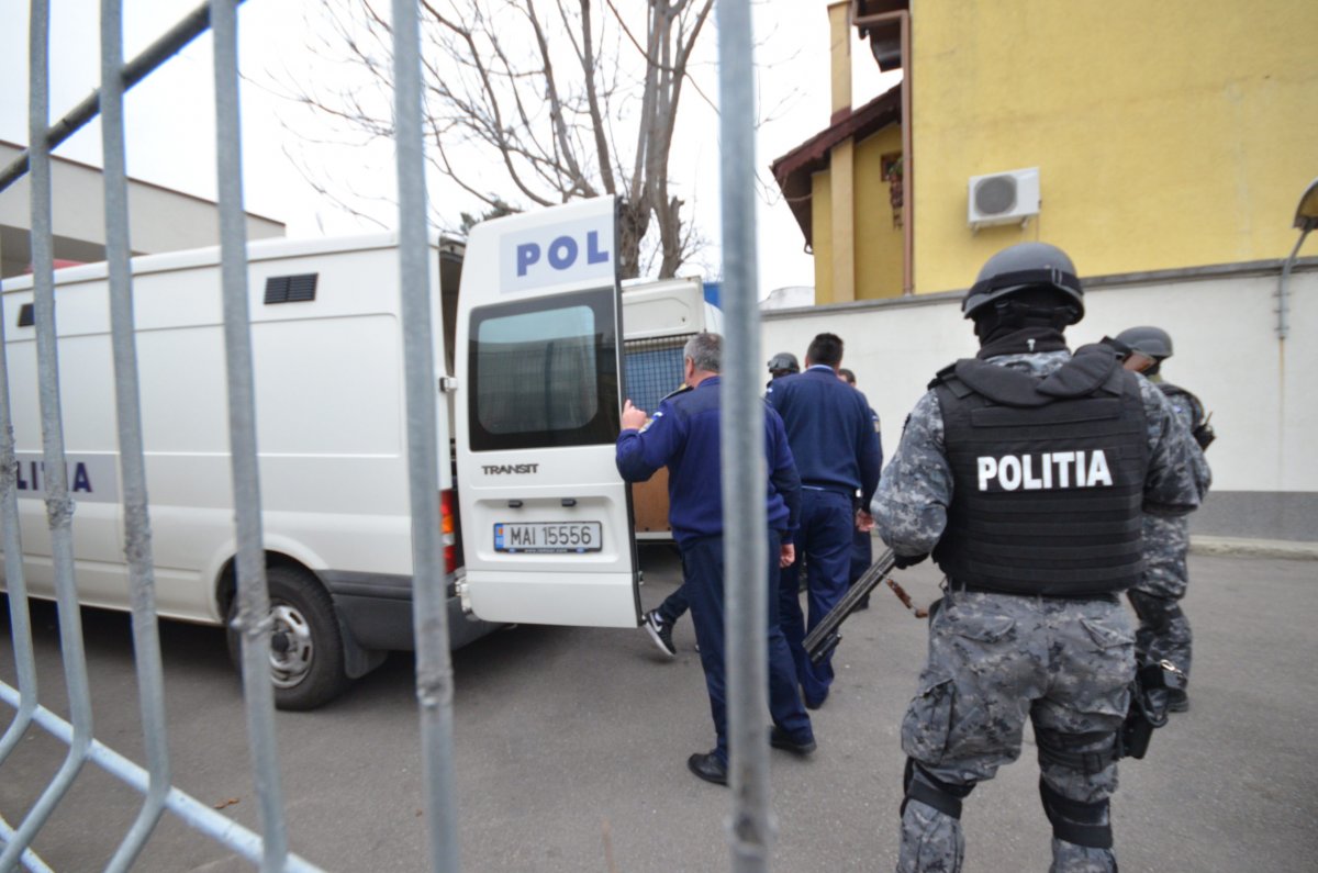 Traficant de droguri din Arad, prins cu „marfa” în mașină și ulterior arestat preventiv