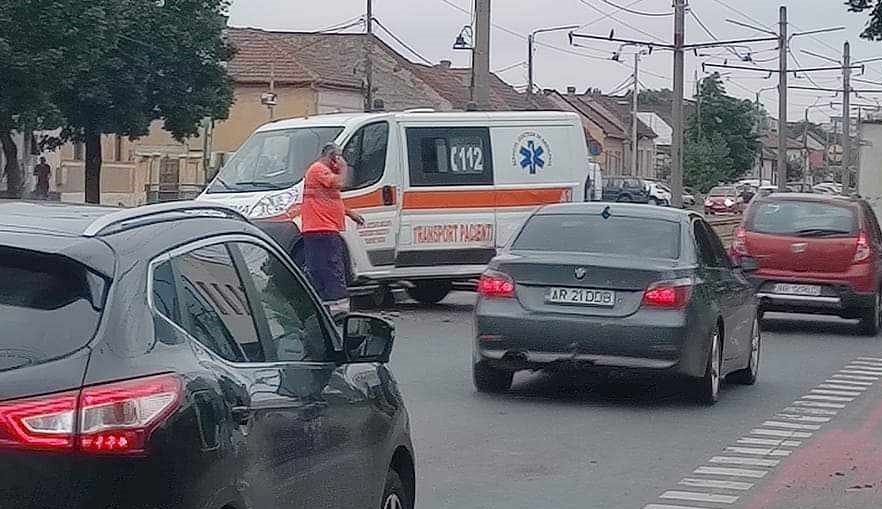 Ambulanță implicată într-un accident pe Calea Radnei