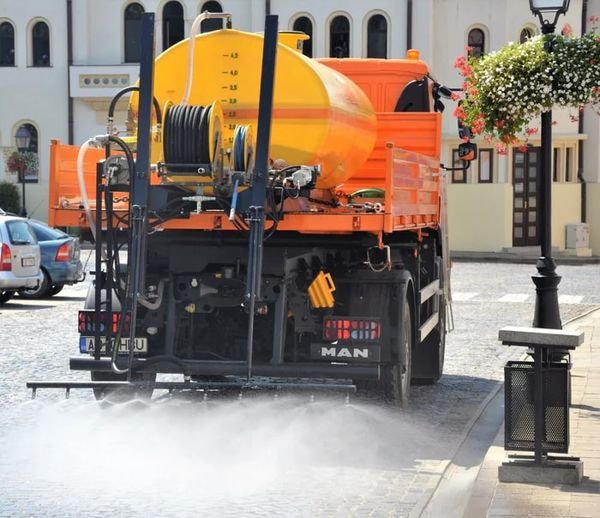 Care este programul în funcţie de care vor fi spălate străzile şi trotuarele din municipiu