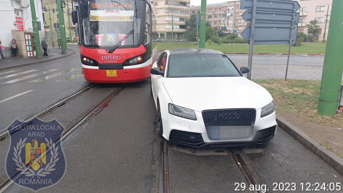 (FOTO) Amendat pentru că a parcat în zona Boul Roșu, blocând tramvaiul