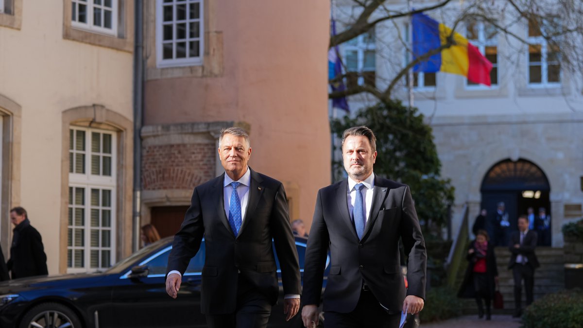 Preşedintele Iohannis se întâlnește cu premierul Luxemburgului la grupul de luptă NATO de la Cincu