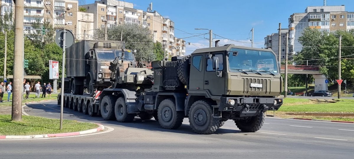 Un transport agabaritic militar a lăsat Micălaca fără tramvaie (FOTO)