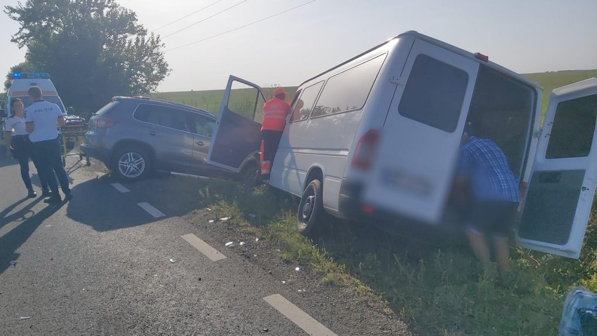 (VIDEO) Accident cu două victime pe șoseaua Arad-Șiria / UPDATE: Patru persoane au fost transportate la spital