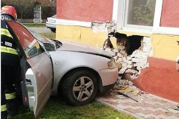 Un „șofer” a pierdut controlul volanului și a intrat într-o ...casă