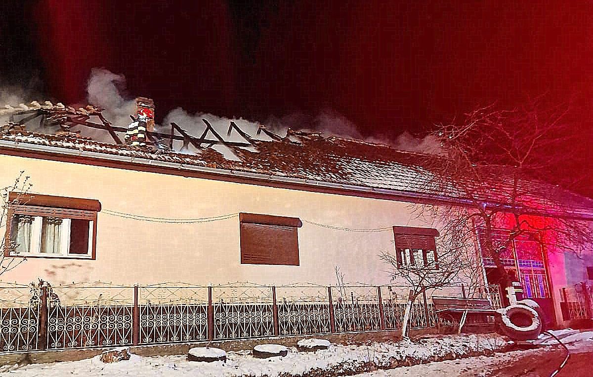  Incendiu izbucnit la acoperișul unei case din localitatea Dulcele