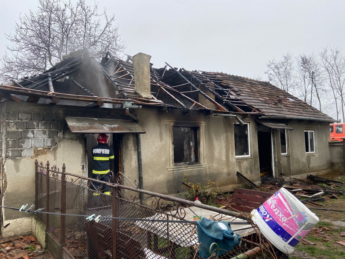 (FOTO) Incendiu izbucnit la o casă din Macea