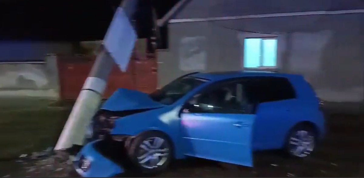 Stâlp doborât de o mașină la Vladimirescu, în seara de Crăciun
