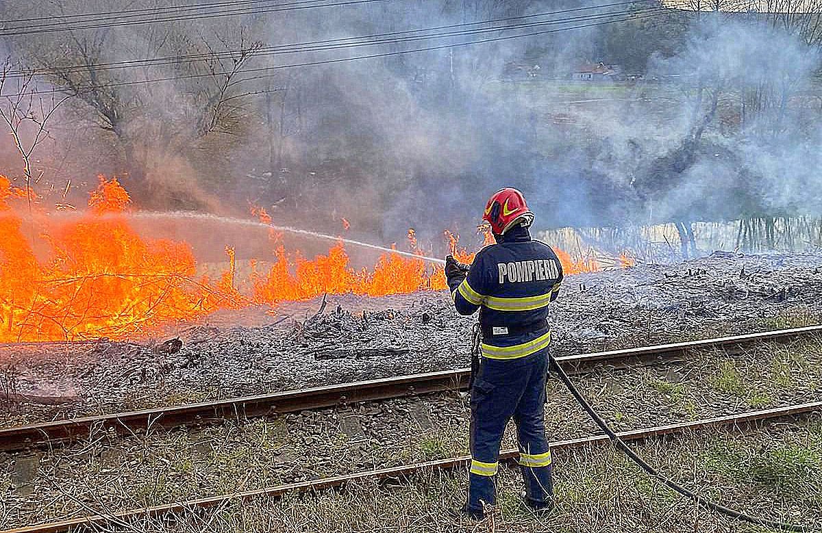  Incendiu izbucnit la vegetație uscată și mărăciniș, între localitățile Gurahonț și Baltele