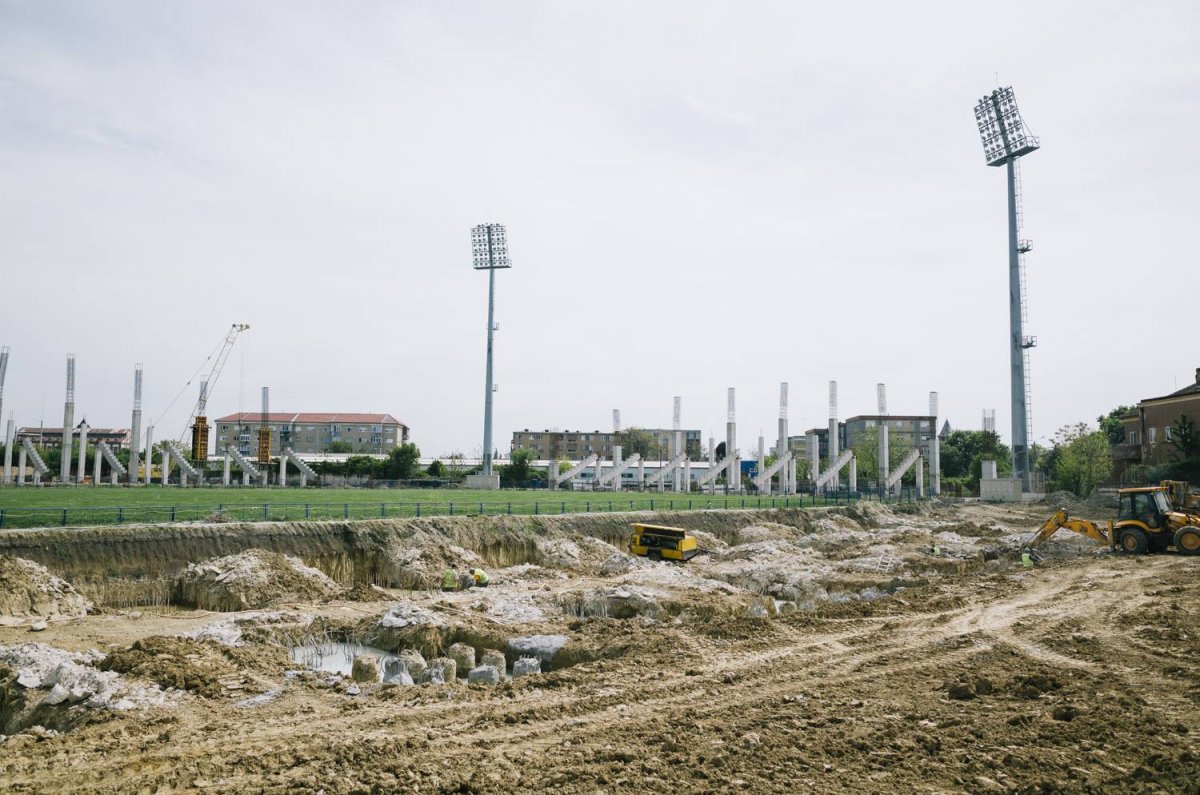 FOTO | Gazonul de pe stadionul UTA va fi schimbat, iar bucăți din cel vechi vor fi donate fanilor