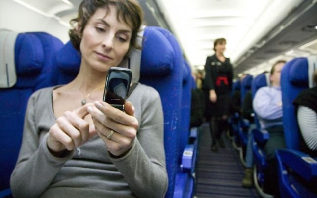 Ce se poate întâmpla dacă nu setăm telefonul mobil pe „modul avion” atunci când călătorim cu avionul: avertismentul unui pilot