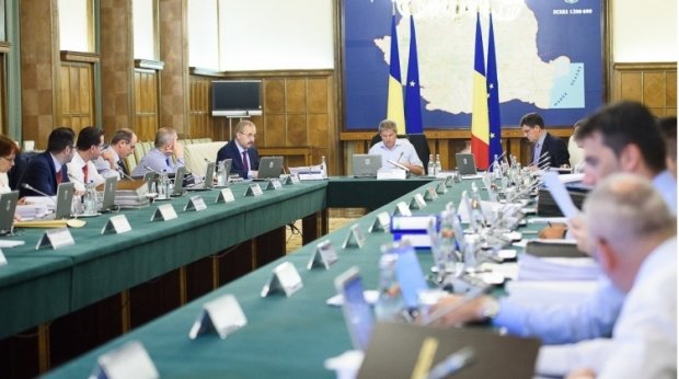 Dacian Cioloş nu îşi ia concediu în această vară şi le cere miniştrilor să nu plece din ţară