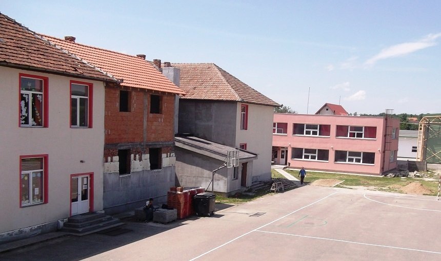 O şcoală din Arad, tot cu latrinele în curte. Elevii aşteaptă de nouă ani finalizarea toaletelor moderne