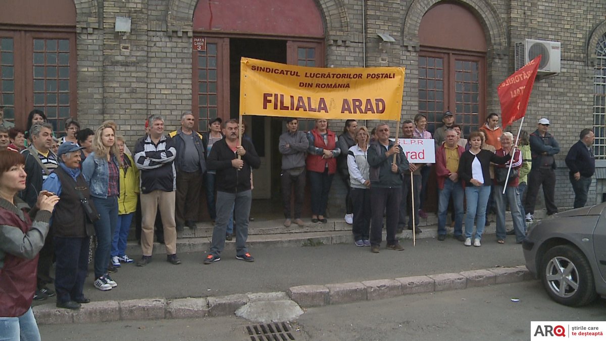 Peste o sută de poștași au ieșit în stradă, în Arad, cerând majorarea salariilor