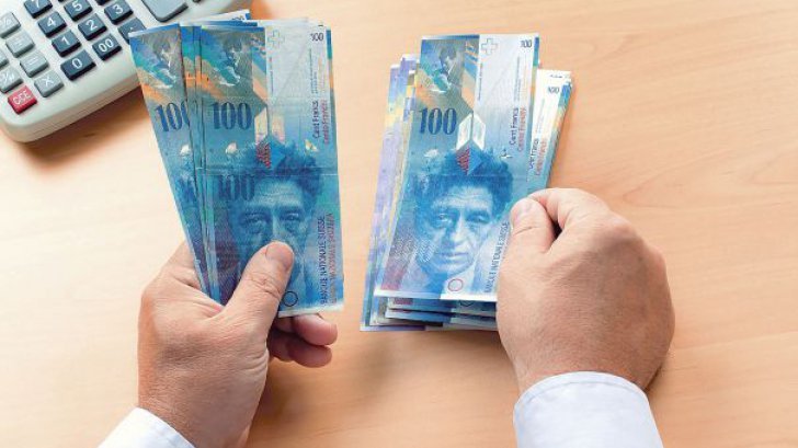 Românii cu credite în franci elveţieni sunt disperaţi: Nimeni nu face nimic pentru noi. Reacţia BNR