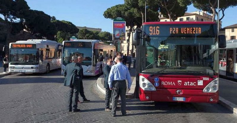 Un italian a jignit o româncă într-un autobuz din Roma! Pedeapsa primită în instanță face înconjurul Europei