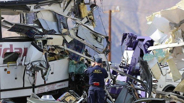13 oameni au murit şi alţi 31 au fost răniţi în urma unui accident de autocar ce a avut loc în California VIDEO