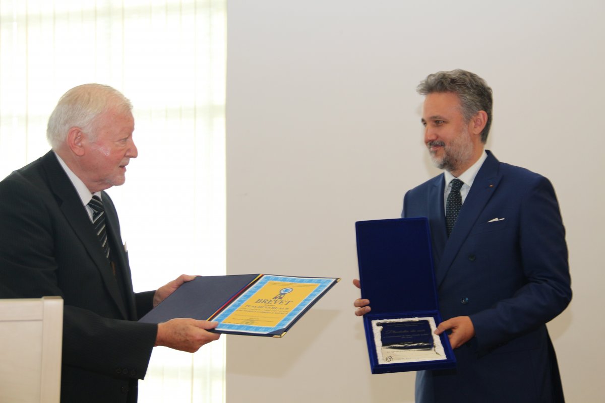 În cadrul manifestării organizate de CJA, Universitatea de Vest „Vasile Goldiş” i-a acordat Excelenţei Sale, dr. Marius Lazurcă, ambasadorul României la Budapesta, Placheta de Aur