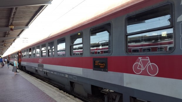 Ce fură românii din tren: ornamentele de prize, săpun lichid şi hârtie igienică. Dar şi LCD-uri din vagoanele noi