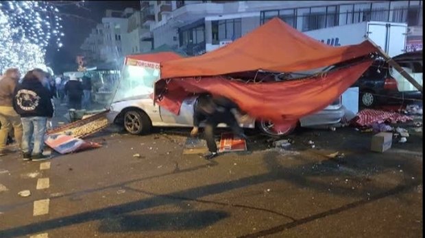 Accident la târgul de Crăciun. Un teribilist a intrat cu maşina în standul comercianţilor