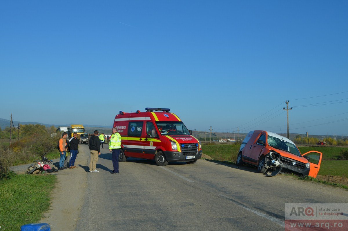 Accident grav între o Dacie şi un moped lângă Lipova